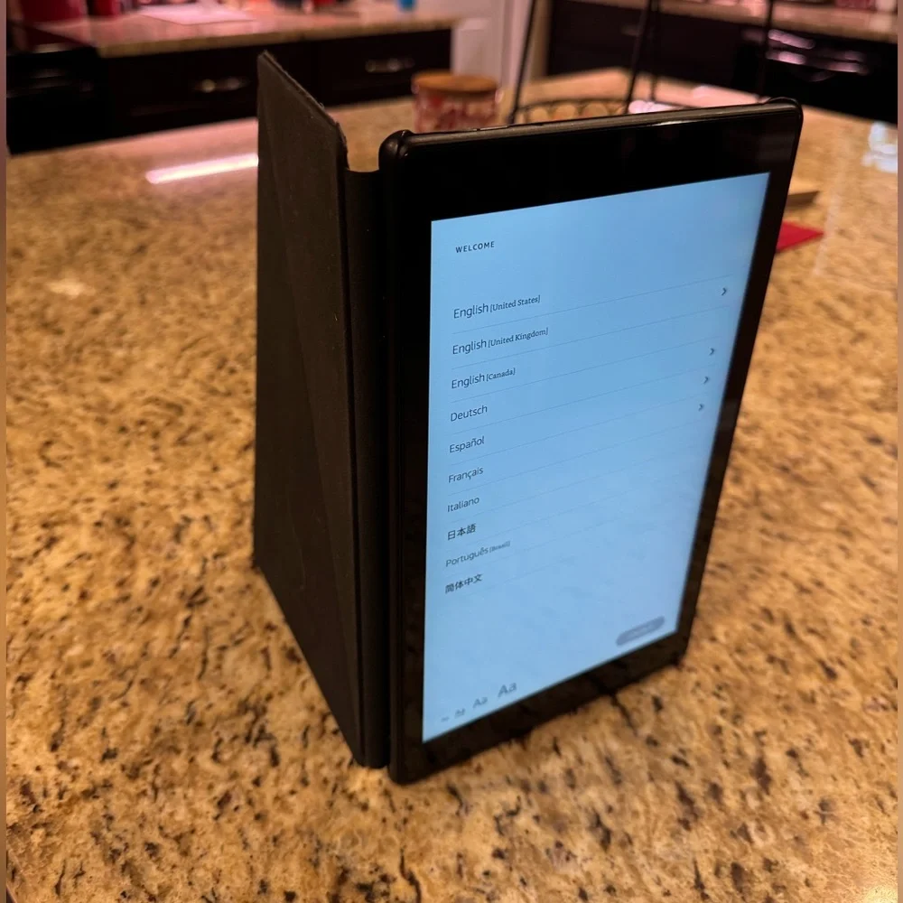 Great gift! Amazon Fire 10 Tablet (9th Gen) w/stand-up protective case - EUC!